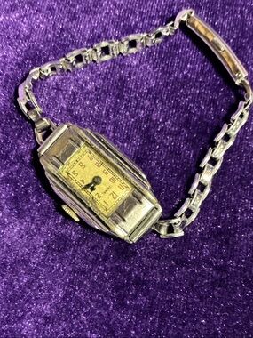 Vintage Art Deco Silver-Tone Ladies Wristwatch